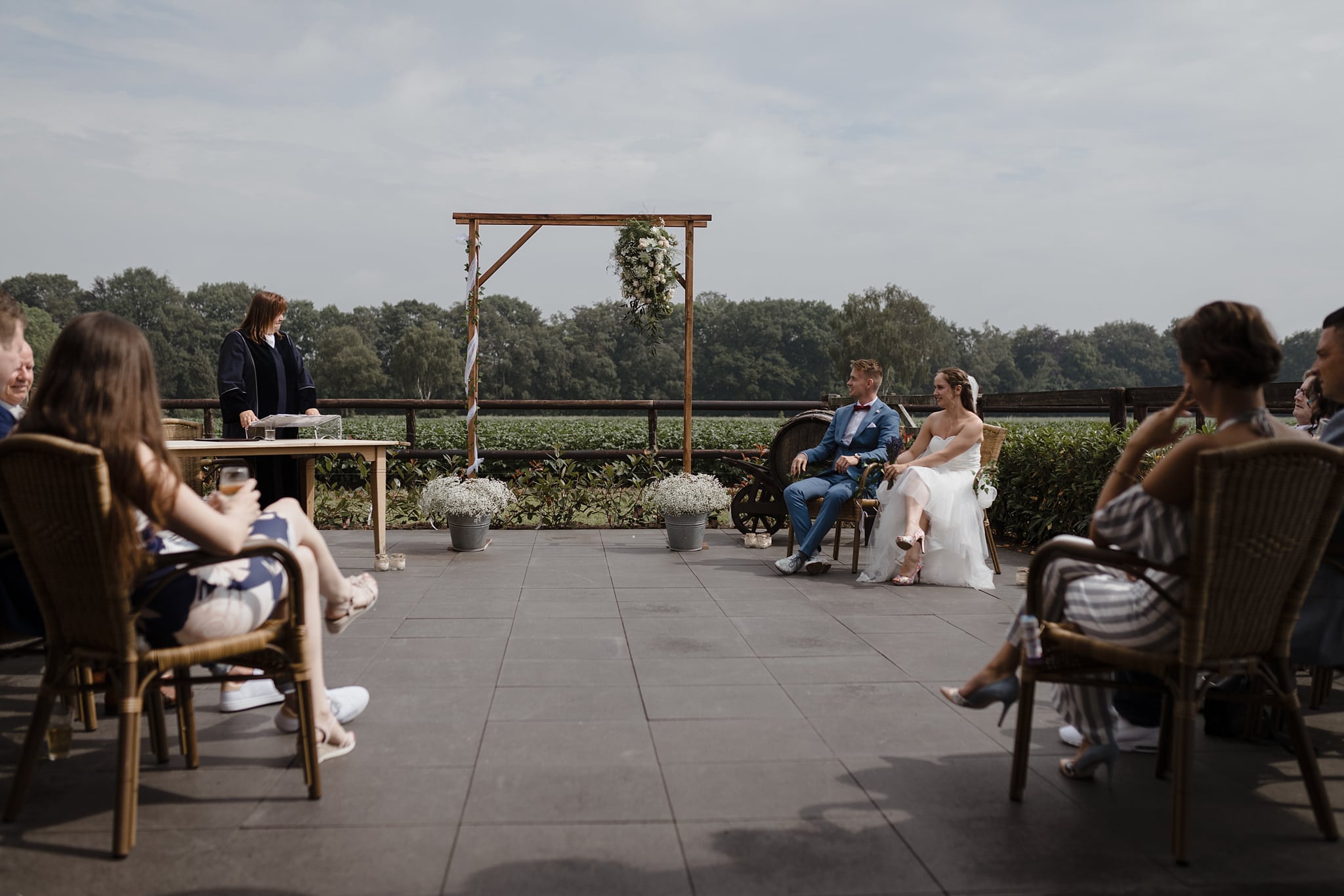 Buitenbruiloft met een relaxte sfeer bij Distilleerderij de Bronckhorst