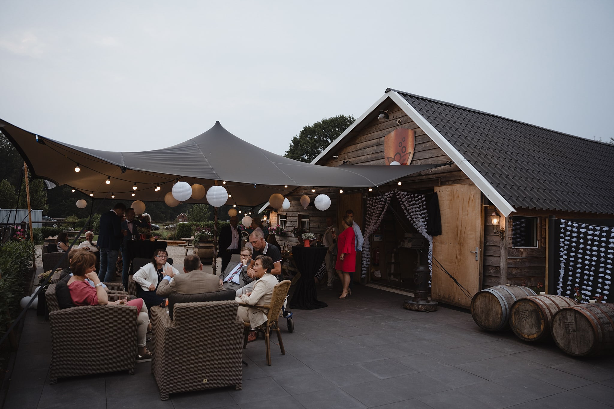 Buitenbruiloft met een relaxte sfeer bij Distilleerderij de Bronckhorst